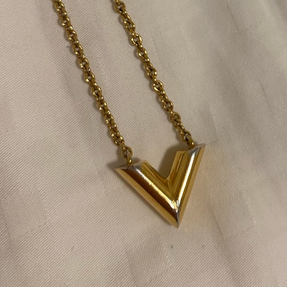 Authentic Louis Vuitton Necklace Essential V Pendant Gold Metal - Picture 7 of 8